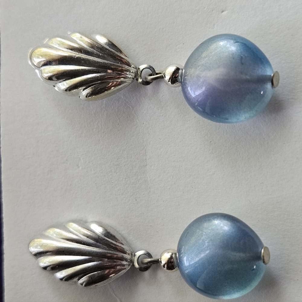 Silver tone shell shape with blue stone sphere